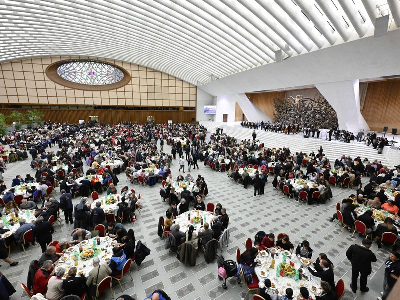 El papa León asegura a los pobres que son amados por Dios y pide a los gobiernos que actúen