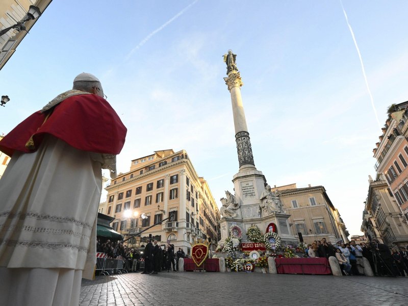 El papa ora para que la Virgen María llene de esperanza a los creyentes y los inspire a servir