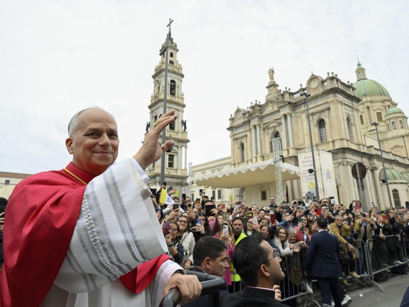 'Mi alma glorifica al Señor': El papa León celebra el aniversario de su elección en el santuario mariano de Pompeya
