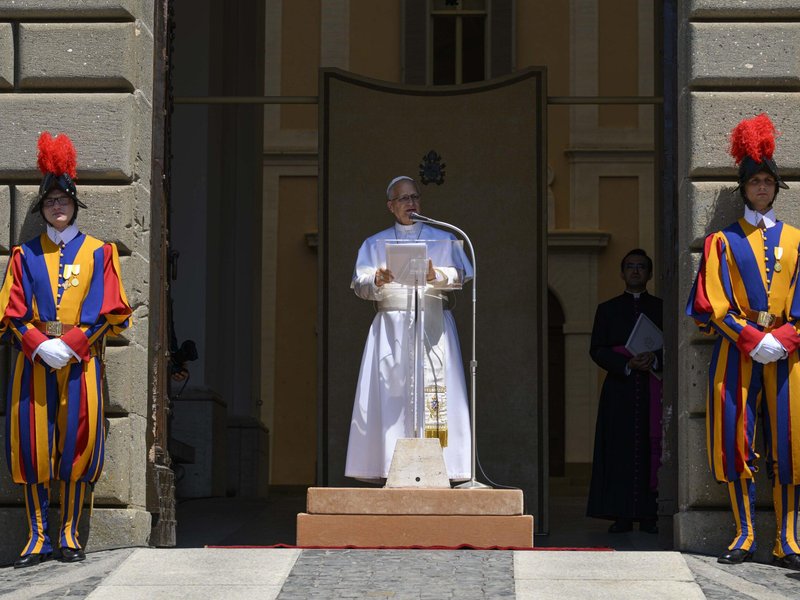 Pilgrims Flock to Castel Gandolfo for Pope Leo's First Summer Angelus
