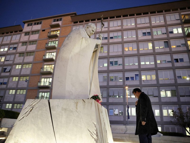 El papa transcurre una primera noche serena en el hospital