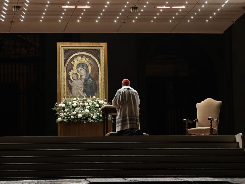 Los fieles se unen en la Plaza de San Pedro para rezar por la salud del Papa