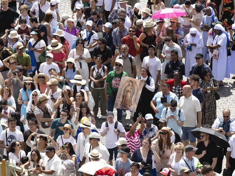 El papa da la bienvenida a los jóvenes en Roma para su jubileo y agradece a los medios de comunicación por promover la verdad