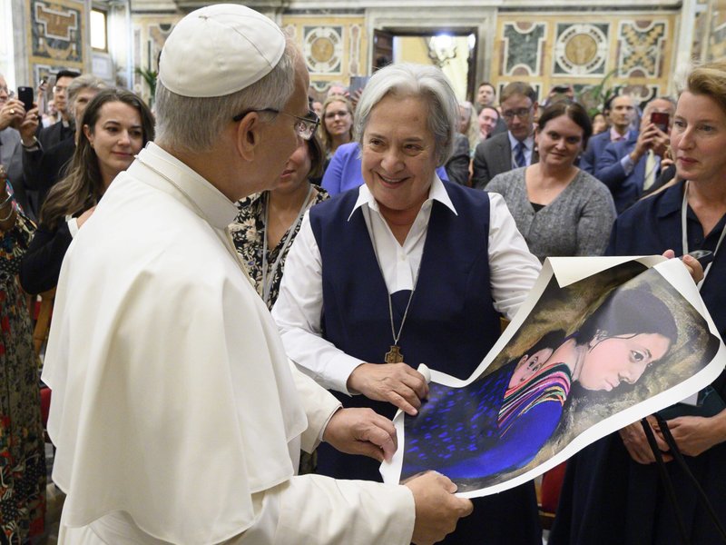 Los migrantes y los refugiados son a menudo modelos de esperanza y fe, dice el papa León