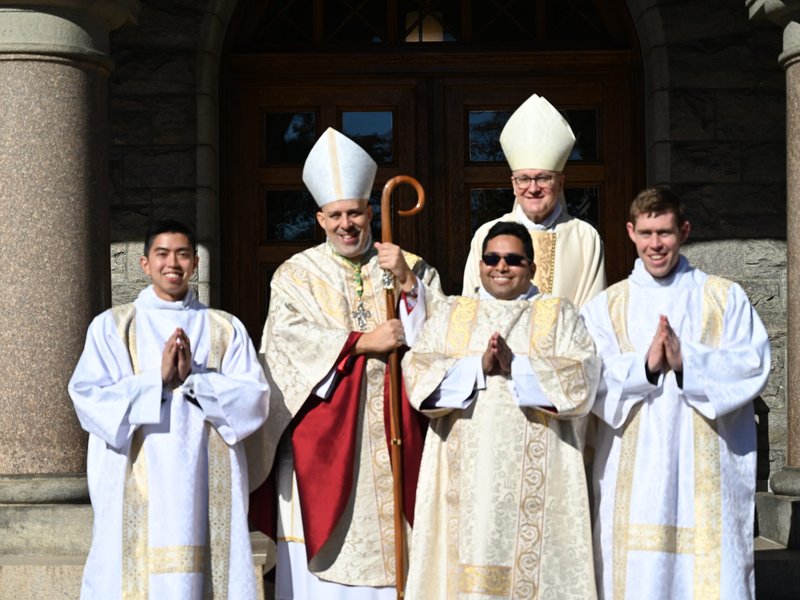 El obispo Joseph Espaillat preside la misa de ordenación diaconal en el Seminario St. Joseph