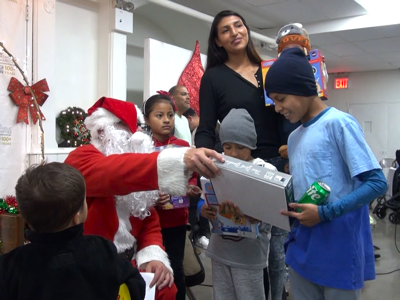 Caridades Católicas celebra Misa y provee almuerzo de Navidad para inmigrantes | Catholic Charities celebrates Mass and provides a Christmas lunch for immigrants
