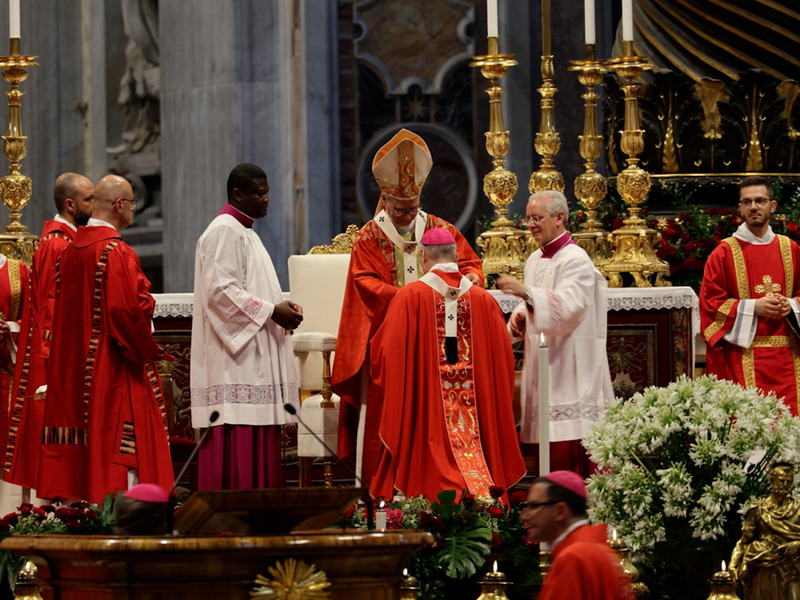 El arzobispo Ronald Hicks recibe el palio de manos del papa León XIV