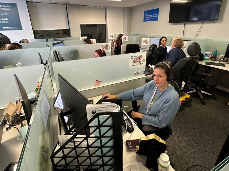 Caridades Católicas de NY realizó un servicio telefónico especial de información sobre inmigración | Catholic Charities of NY Hosted a Special Phone Bank for Immigration Information