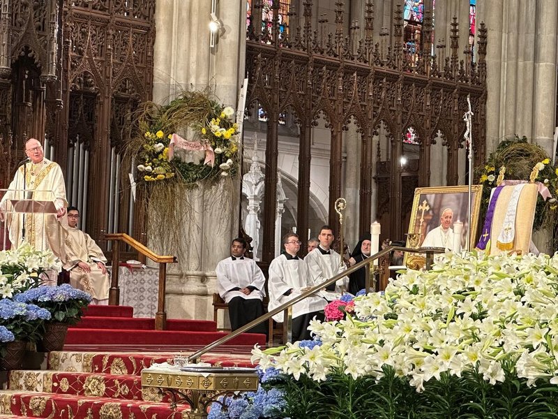 Cardinal Dolan Celebrates Mass for the Repose of Pope Francis' Soul | El cardenal Dolan celebra una Misa por el descanso del alma del papa Francisco