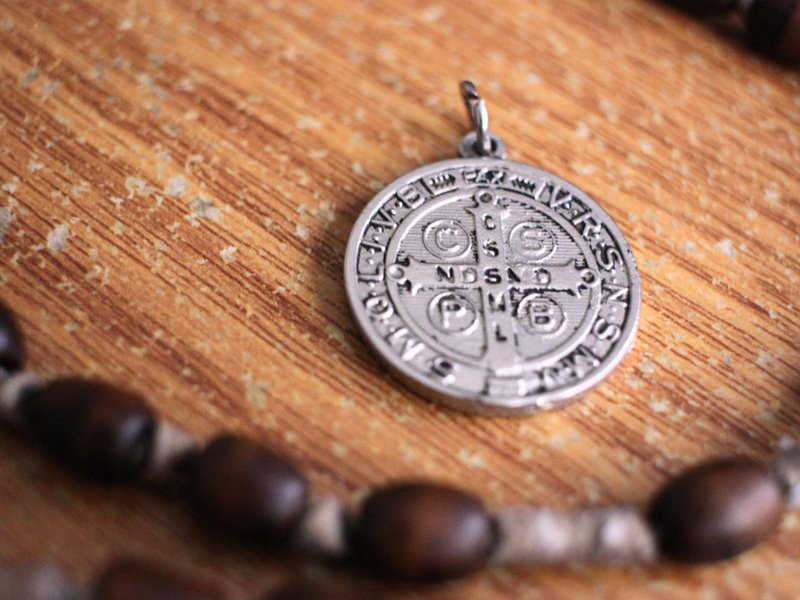 Explore el significado de la medalla de San Benito