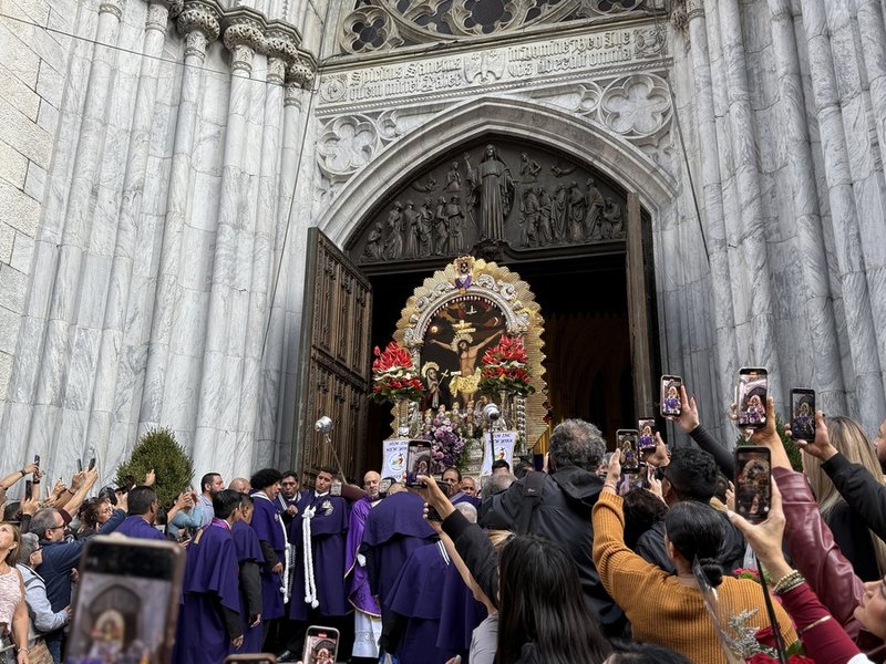 Multitudinaria Misa y procesión en honor al Señor de los Milagros