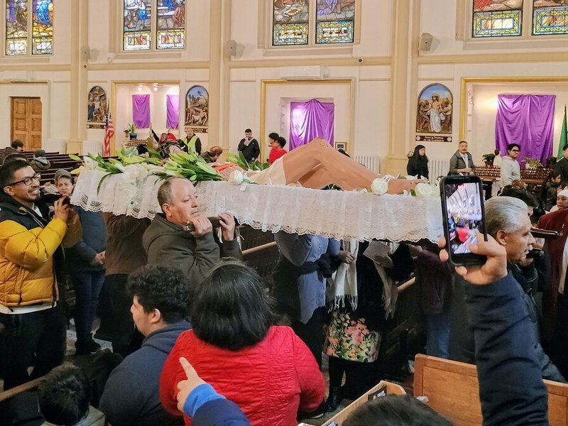 El obispo Edmund Whalen dirige el servicio de oración del Viernes Santo en East Harlem