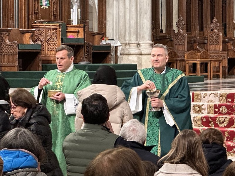 El arzobispo Ronald Hicks celebró su primera Misa en español  