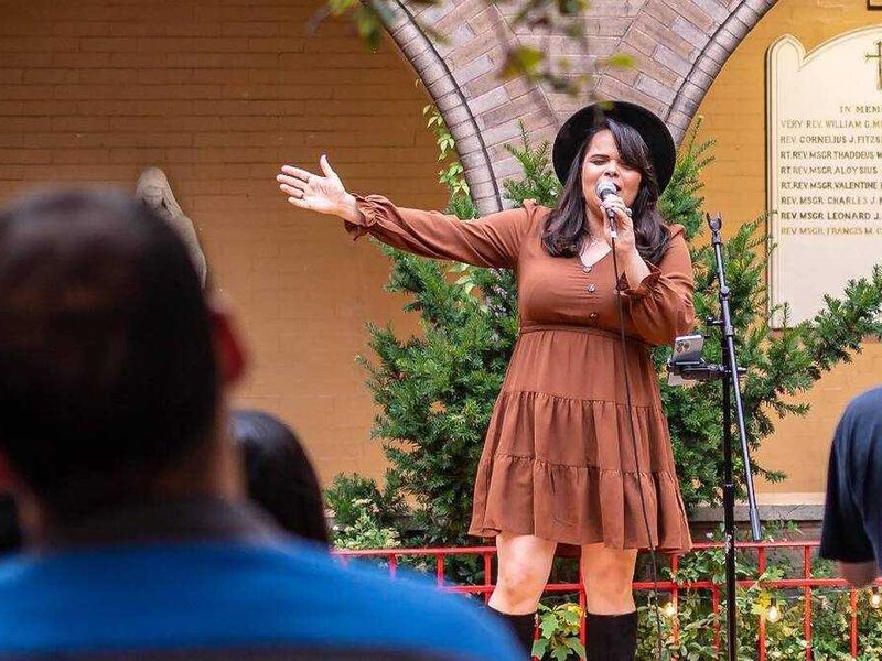 Cantante católica se une a otras personas para ayudar a hogar católico de Honduras