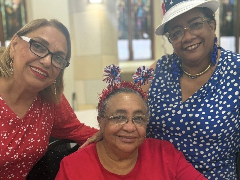 Servicios comunitarios parroquiales dedicados a ayudar a personas mayores y a inmigrantes