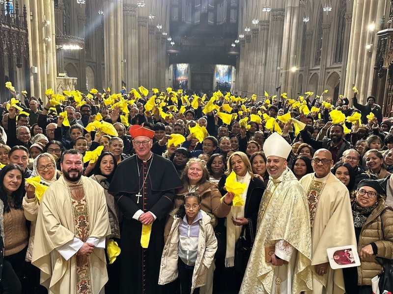 Feligreses de la Iglesia de San Antonio de Padua visitan la Catedral de San Patricio