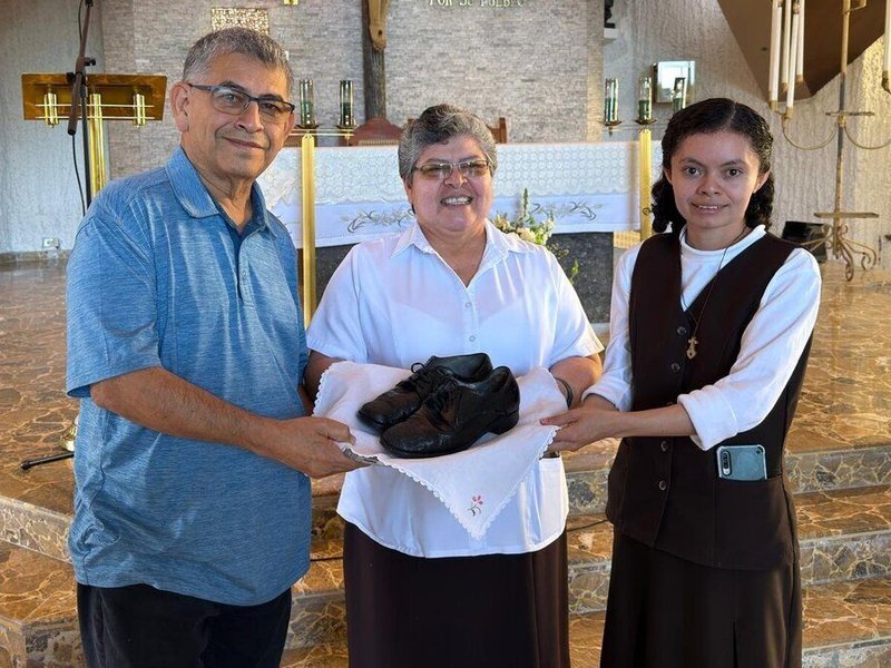 Fotógrafo devuelve a El Salvador los zapatos que San Óscar Romero calzaba al momento de su martirio