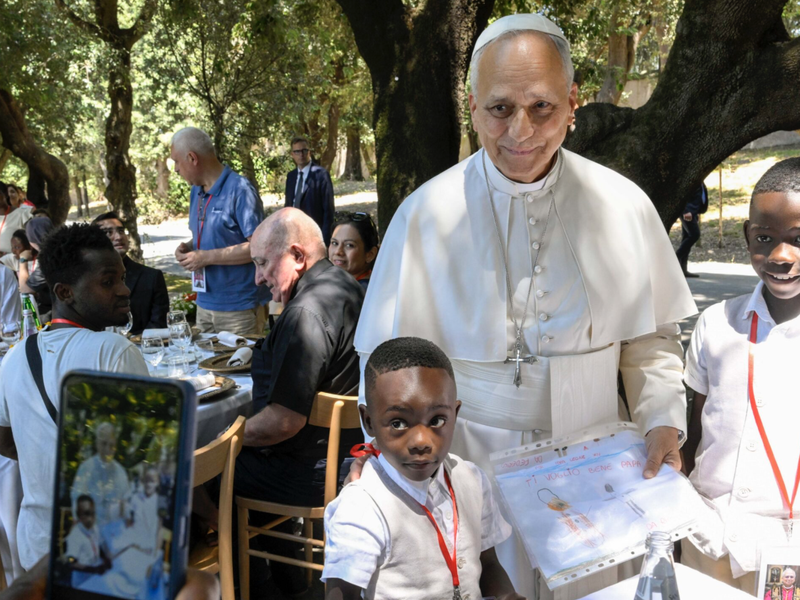 El papa León comparte una comida con invitados en situación de vulnerabilidad en Castel Gandolfo
