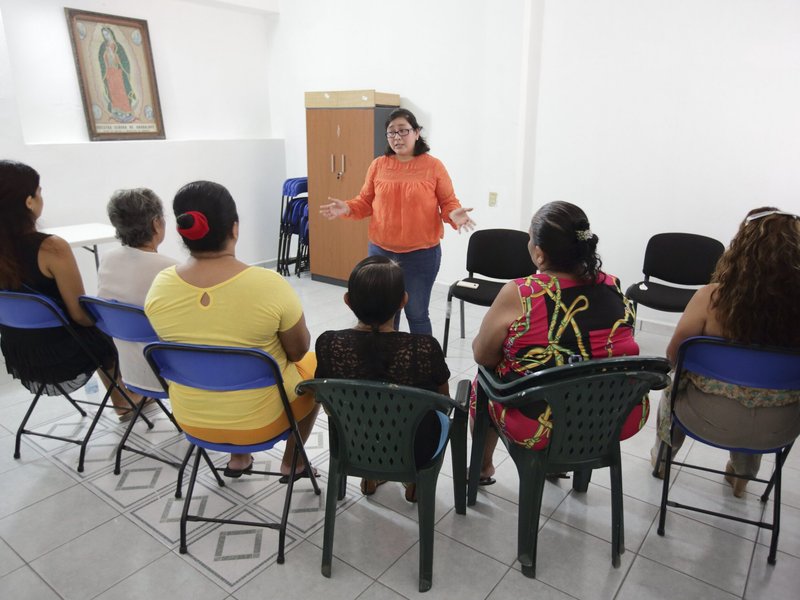 Mujeres sanan las cicatrices de otras mujeres que enfrentan distintas violencias para resurgir juntas