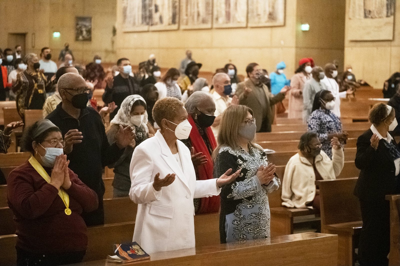 LA Catholics pray during the 2022 Black History Mass. (Victor Alemán)