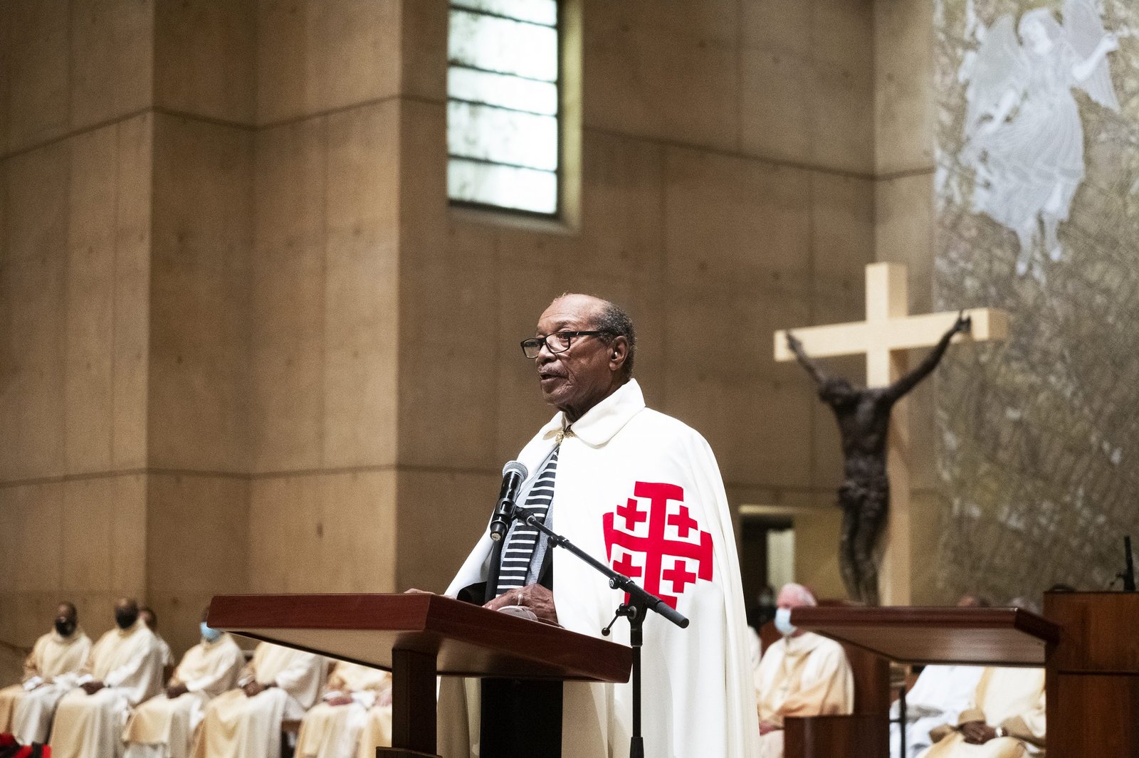 Fr. Anthony Bozeman, SJ, pastor of the Church of the Transfiguration in Los Angeles, was the homilist for the Mass. (Victor Alemán)