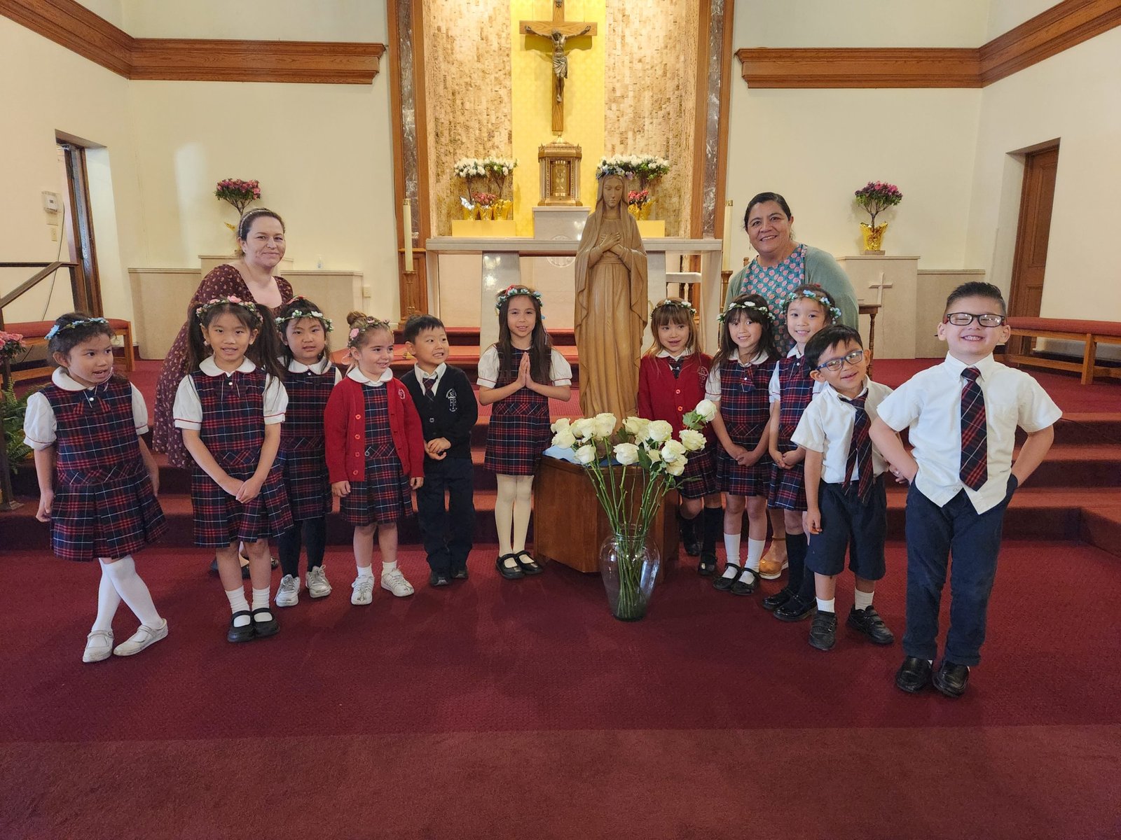 The kindergarten class and teachers Mrs. Romero and Mrs. Hneiti at Saints Felicitas and Perpetua School in San Marino pose with the Mary statue during a May Crowning event. (Noreen Maricich)