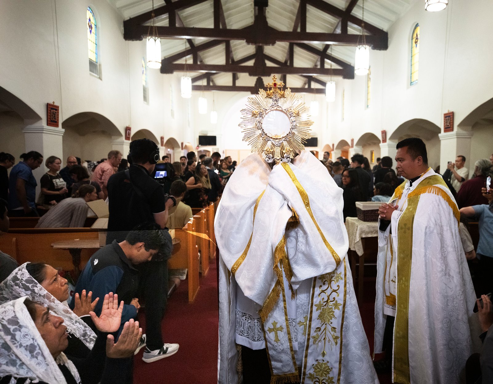 The Eucharistic Procession through downtown LA’s Skid Row began and ended at St. Francis Xavier Japanese Catholic Center in Los Angeles on Saturday, July 27. (Victor Alemán)