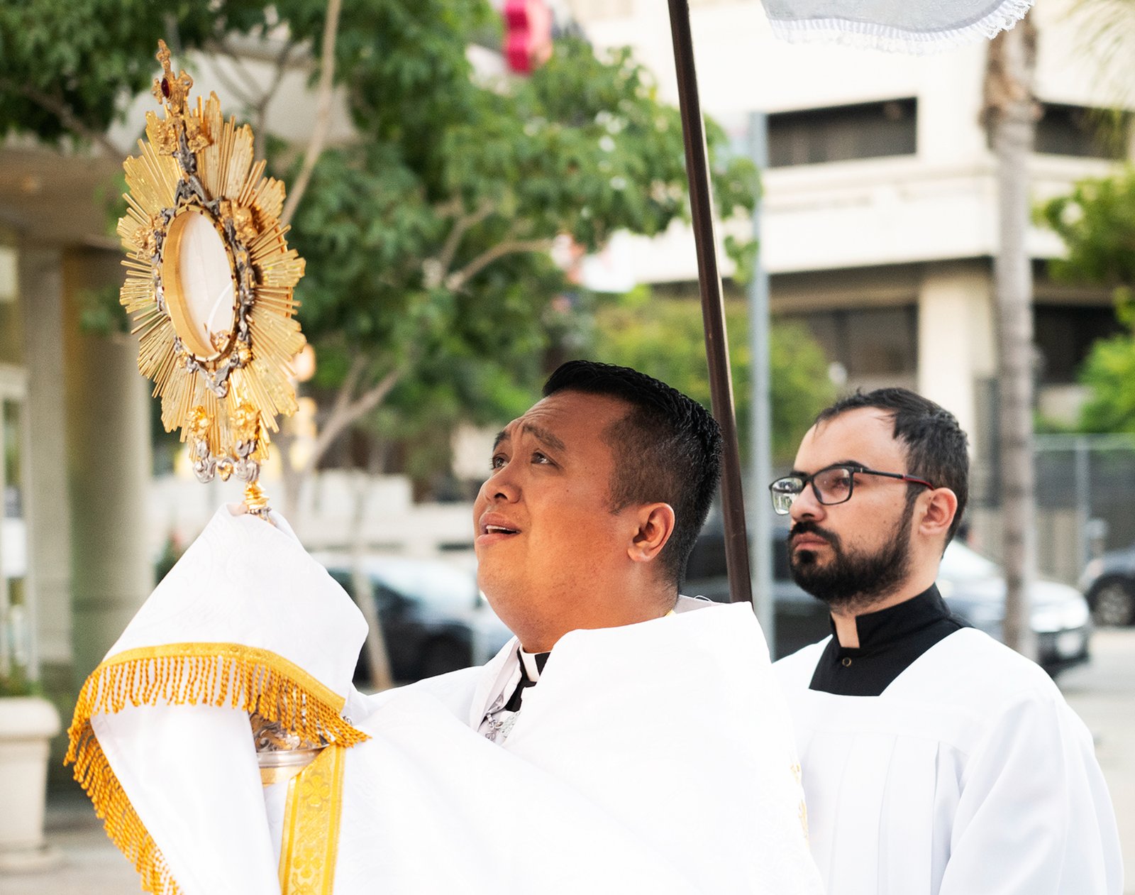 More than 300 priests, seminarians, and lay Catholics joined the archdiocese's Office of Vocations and the Friars and Sisters of the Poor of Jesus Christ LA for a Eucharistic Procession through downtown LA’s Skid Row on Saturday, July 27. (Victor Alemán)