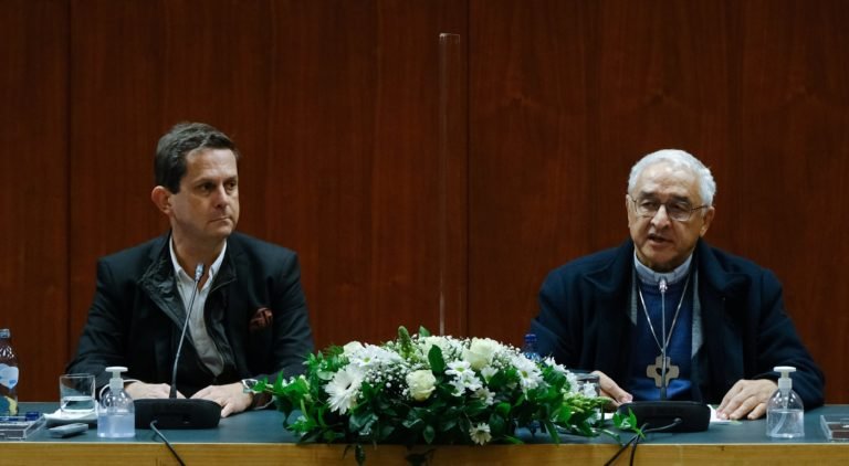 El psiquiatra portugués Pedro Strecht y el obispo de Setúbal, José Ornelas Carvalho, presidente de la Conferencia Episcopal Portuguesa, anuncian la creación de una comisión nacional para apoyar a las diócesis locales en sus investigaciones sobre casos actuales e históricos de abusos sexuales, en Lisboa el 2 de diciembre de 2021. (CNS/Pedro Nunes, Reuters)