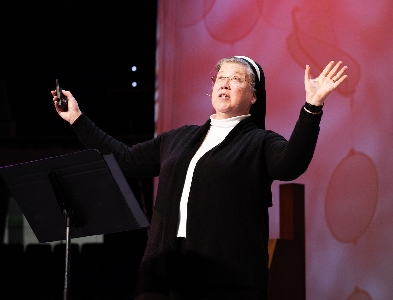 La hermana Marie-Kolbe Zamora, funcionaria del Vaticano, pronunció su discurso principal el sábado sobre la importancia de aceptar la misericordia de Jesús y seguirlo. (Víctor Alemán)