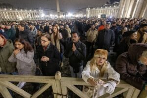 El cardenal Pietro Parolin, secretario de Estado vaticano, reza el rosario por el papa Francisco en la plaza de San Pedro del Vaticano el 24 de febrero de 2025. Cardenales residentes en Roma, líderes de la Curia Romana y fieles se unieron a la oración nocturna. (CNS photo/Pablo Esparza)