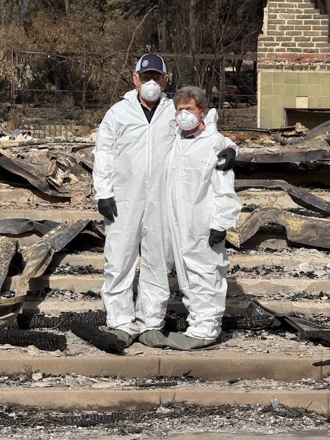 Ray y Mary Jo visitaron los restos de su hogar en Altadena días después del incendio Eaton. (Foto enviada)