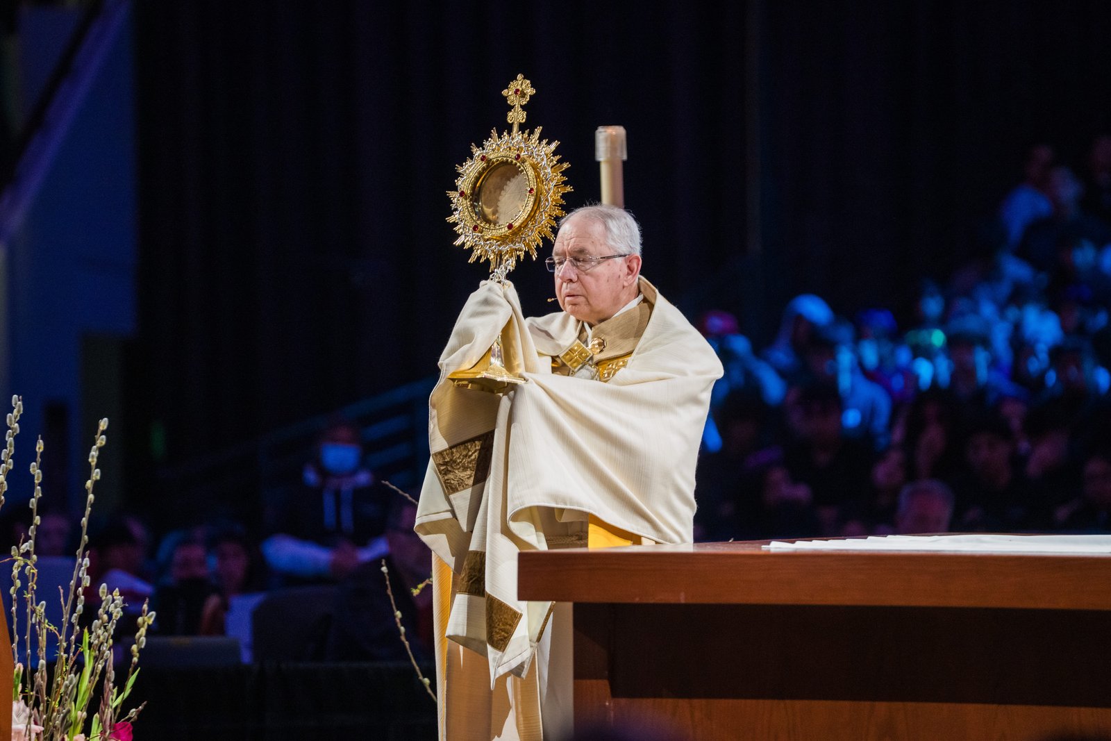 El arzobispo de Los Ángeles, José H. Gomez, dirigió una sesión de adoración eucarística durante la apertura del Día de la Juventud del Congreso de Educación Religiosa 2025. (Isabel Cacho)