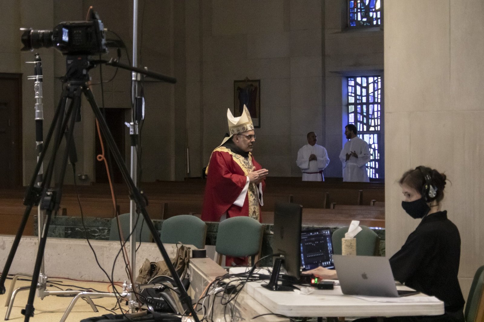 El recién ordenado obispo coadjutor Louis Tylka recibe un aplauso sostenido después de ser conducido a una silla en el santuario de la Catedral de Santa María en Peoria, Illinois, 23 de julio de 2020.(CNS/Jennifer Willems, The Catholic Post)