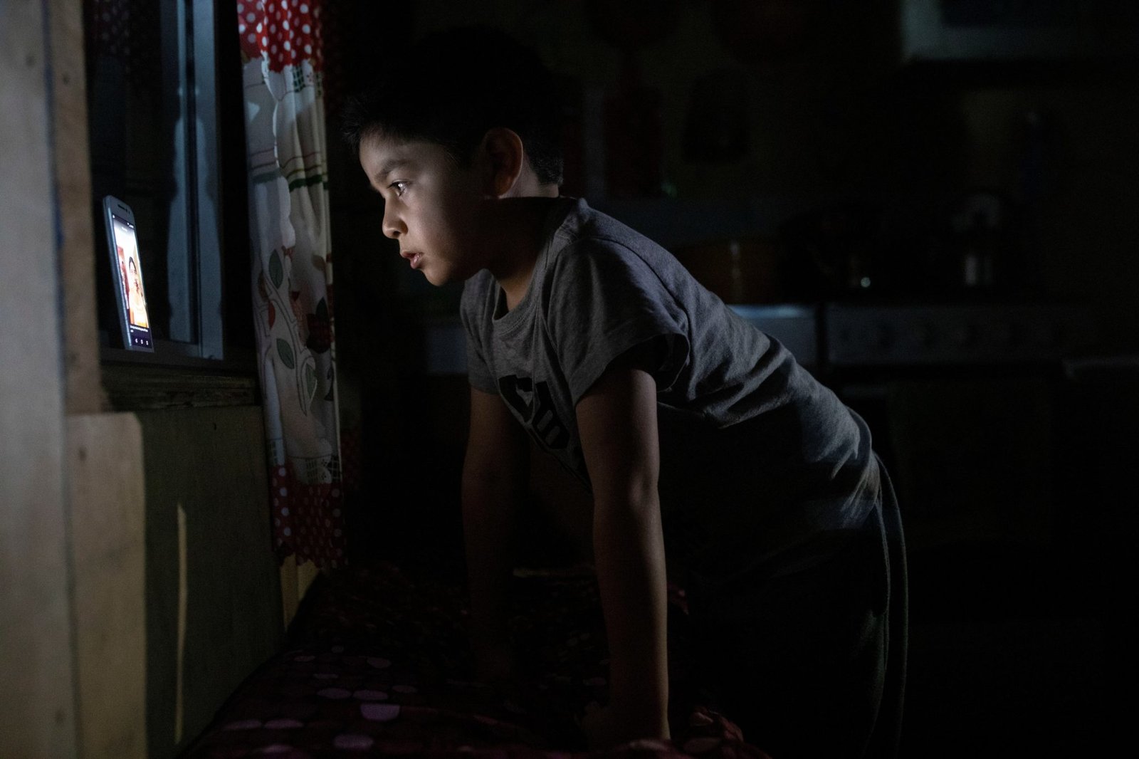 Un niño ve un vídeo en un teléfono móvil en esta foto de archivo. (CNS/Pablo Sanhueza, Reuters)