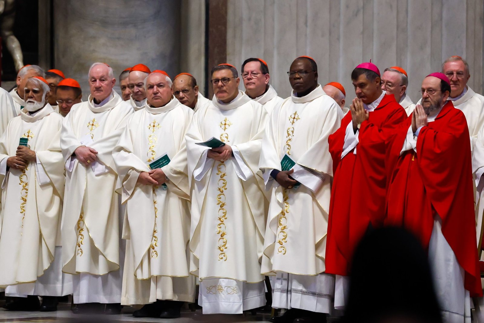 Los cardenales rezan durante una misa presidida por el cardenal Mario Grech, secretario general del Sínodo, en el Altar de la Cátedra en la Basílica de San Pedro en el Vaticano el 21 de octubre de 2024. (CNS/Lola Gomez)