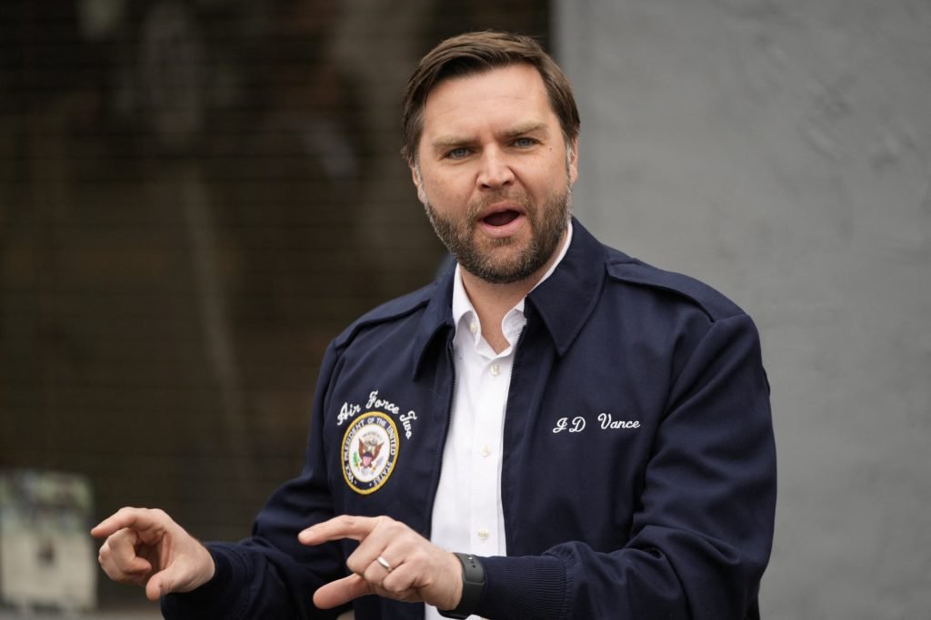 El vicepresidente J.D. Vance habla durante una conferencia de prensa en Damascus, Virginia, el 27 de enero, tras una entrevista del 26 de enero donde sugirió que los obispos estadounidenses estaban más interesados en “llenar sus arcas” al reubicar refugiados. (OSV News/Ben Curtis, pool vía Reuters)