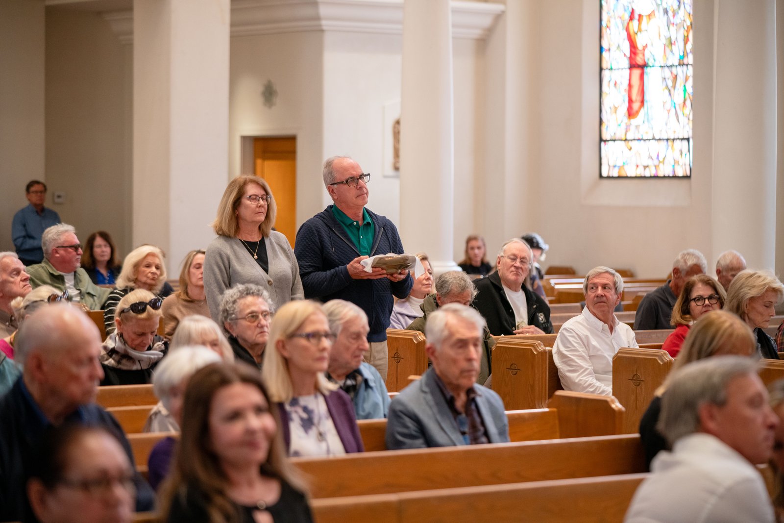 Una pareja de Corpus Christi lleva las ofrendas en la Misa del 9 de marzo en Good Shepherd Church. La mayoría de los feligreses perdieron sus casas en el incendio de Palisades y muchos se han reubicado temporalmente en el oeste de Los Ángeles. (John Rueda)