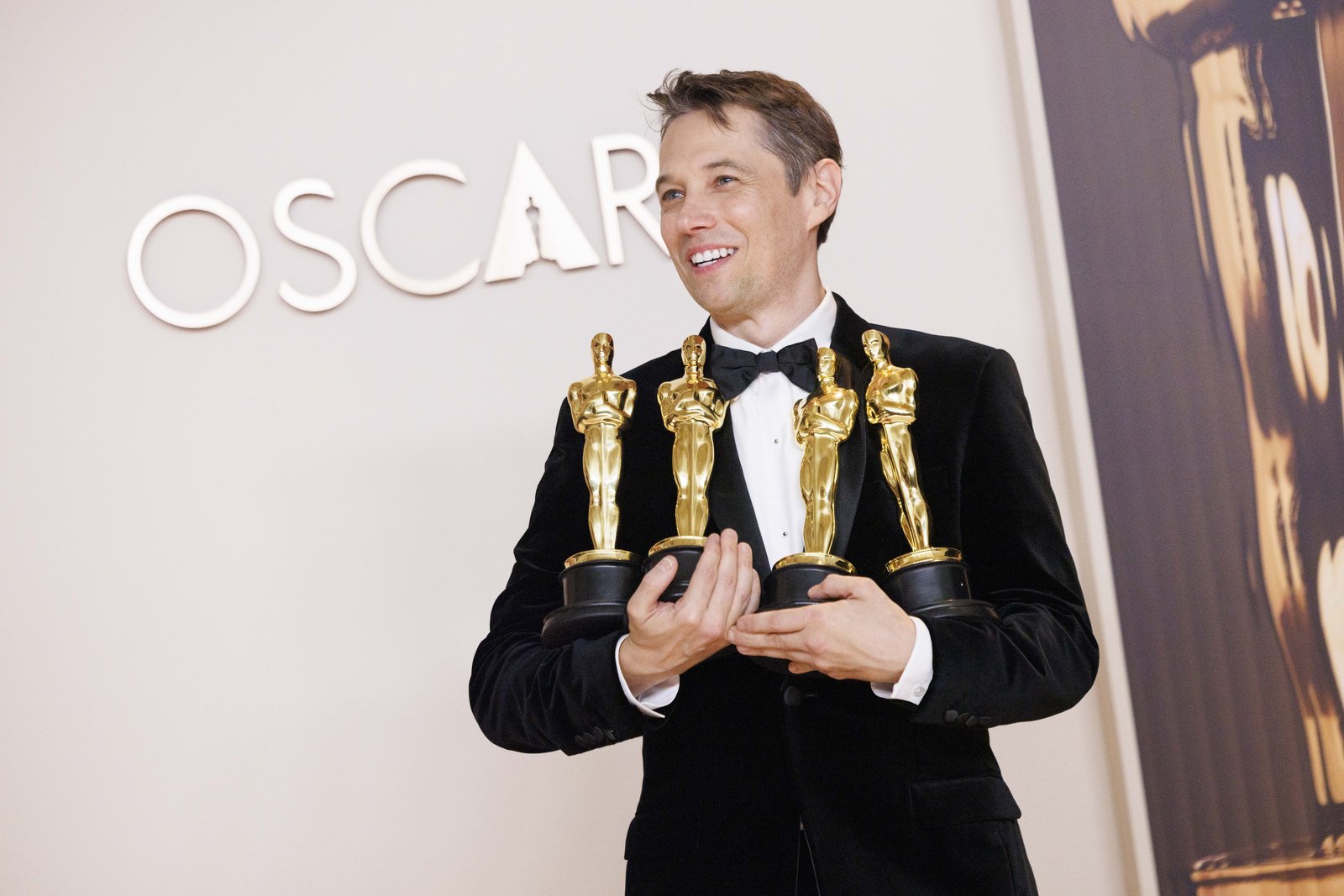 Sean Baker posa entre bastidores con su Oscar® durante la 97ª retransmisión de los Oscar® en el Dolby® Theatre at Ovation Hollywood el domingo 2 de marzo. (Etienne Laurent/The Academy ©A.M.P.A.S.)