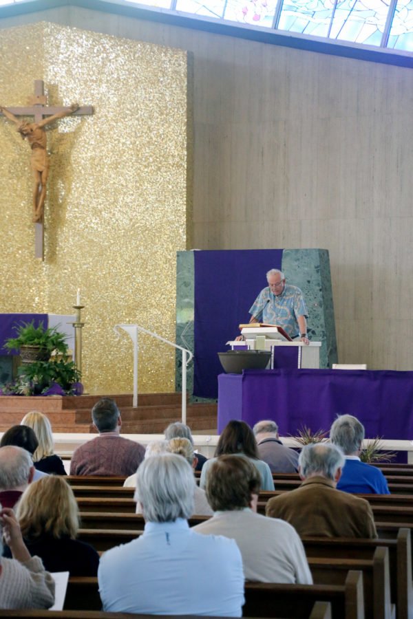 Sam Laganà proclama una lectura durante la Misa dominical en la Iglesia St. Jerome en Westchester el 16 de marzo. Laganà, la voz del estadio de los Rams de Los Ángeles, pertenece a Corpus Christi desde su infancia. (Pablo Kay)