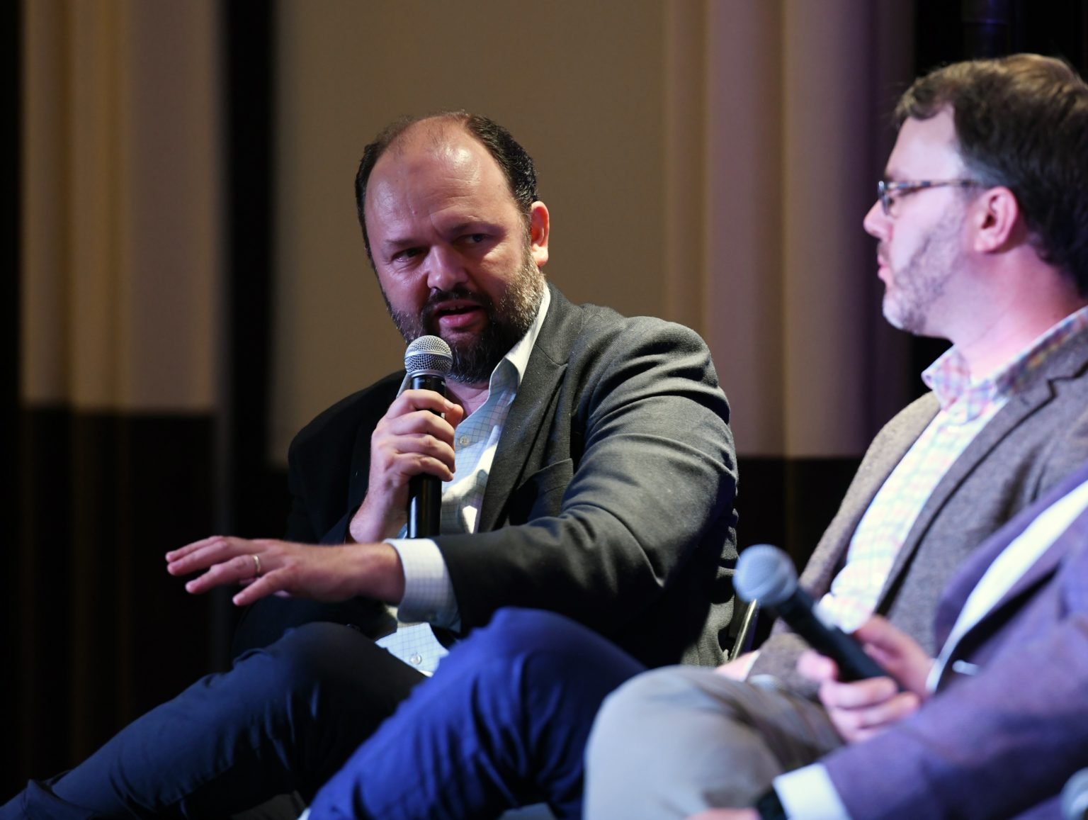 El columnista del New York Times Ross Douthat, izquierda, participa en el evento «¿Puede la humanidad sobrevivir a la era digital?», organizado por el Instituto de Ecología Humana de la Universidad Católica de América en Washington, D.C., el 17 de septiembre de 2024. (OSV/Patrick Ryan, Universidad Católica de América)
