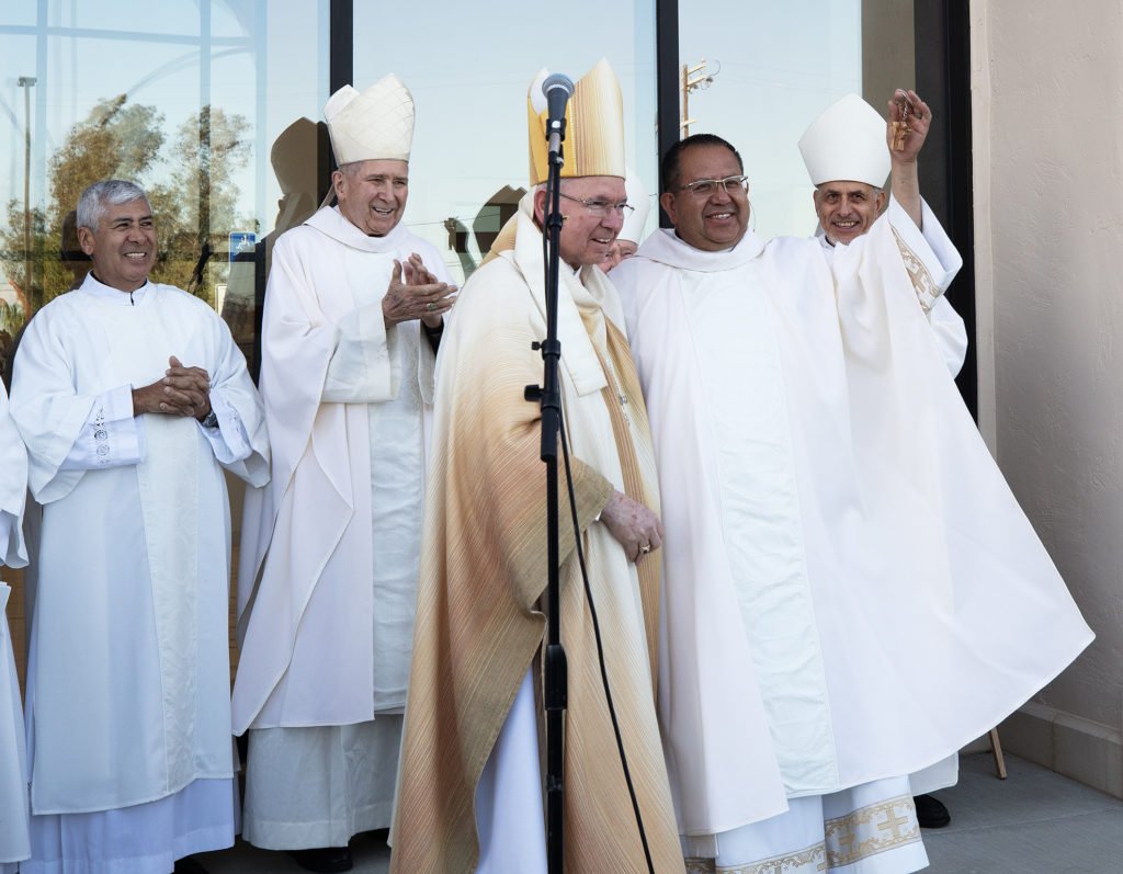 El párroco Luis Estrada sostiene las llaves de la nueva iglesia al inicio de la ceremonia de dedicación del 4 de abril. (Victor Alemán)