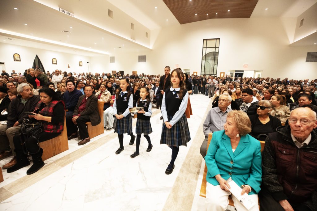Los estudiantes de la escuela Ángel Guardián ayudaron a llevar las ofrendas para la consagración durante la Misa del 4 de abril. (Victor Alemán)