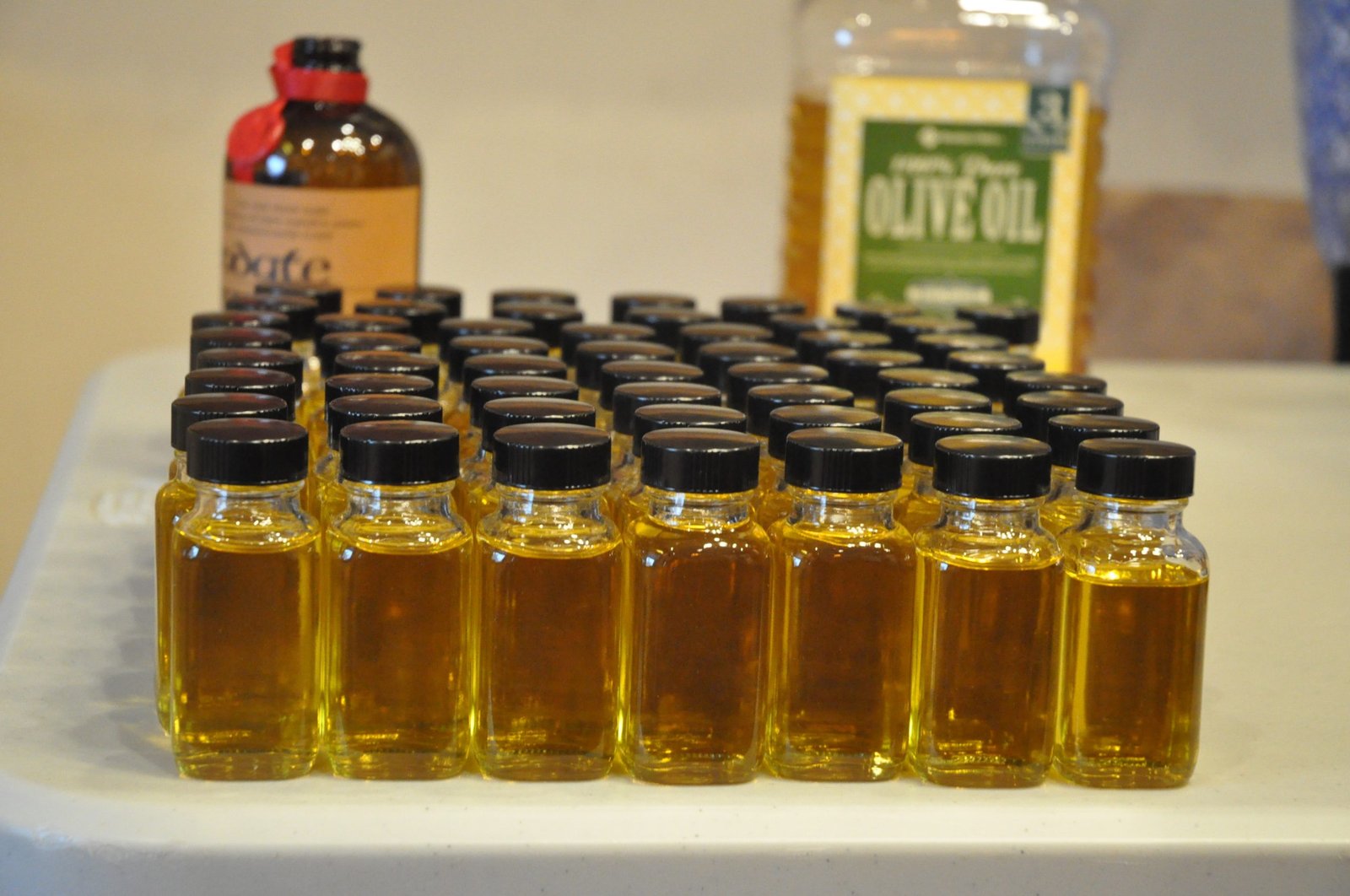 Decenas de botellas llenas de aceite de oliva mezclado con aceites aromáticos en la rectoría de la Parroquia Catedral de San Pedro y San Pablo en Indianápolis el 8 de abril de 2019. Fueron bendecidas como aceite crismal durante la misa crismal anual. (CNS/Sean Gallagher, The Criterion).