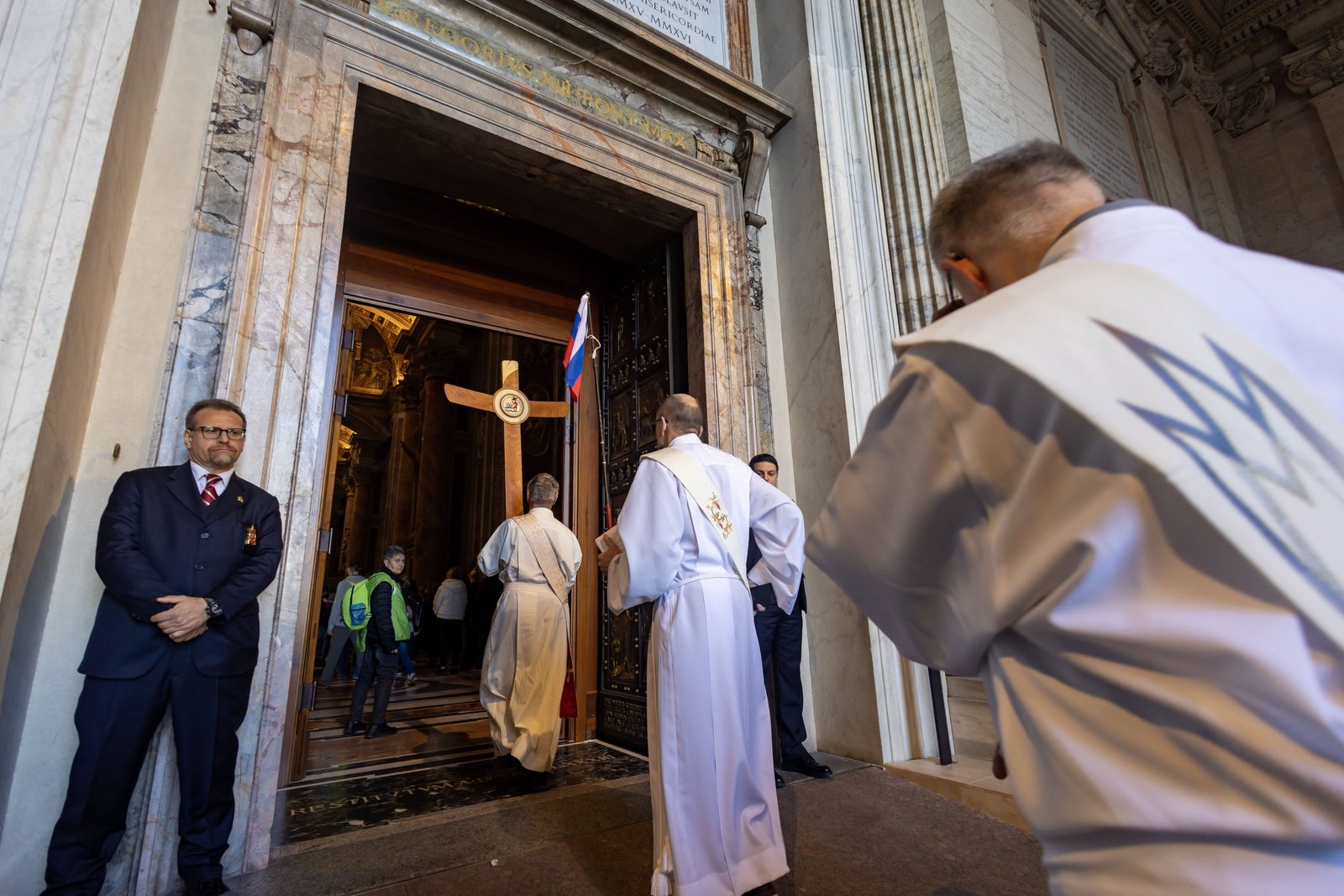Un grupo de diáconos cruza la Puerta Santa de la Basílica de San Pedro durante el Jubileo de los Diáconos en el Vaticano, el 22 de febrero. (CNS/Lola Gomez)