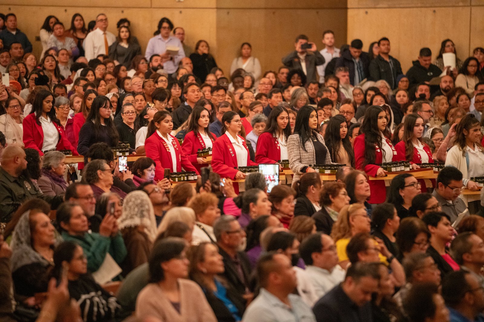 Jóvenes desfilan portando bandejas de óleos para ser bendecidos por el Arzobispo José H. Gómez durante la Misa Crismal anual en la Catedral de Nuestra Señora de los Ángeles el 14 de abril. (John Rueda)