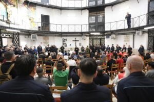 El Papa Francisco saluda a los presos que observan tras las ventanas enrejadas de sus celdas durante su visita del Jueves Santo a la cárcel Regina Coeli de Roma el 17 de abril de 2025. (Foto CNS /Vatican Media)