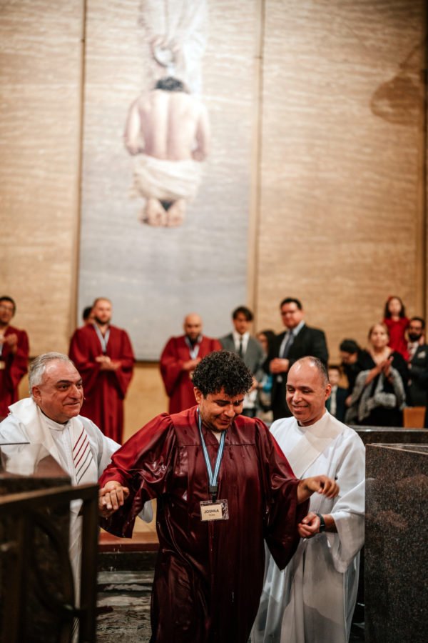 Joshua Flores fue uno de los catecúmenos que se bautizó en la Catedral de Nuestra Señora de los Ángeles durante la Vigilia Pascual el 19 de abril. (Peter Lobato)
