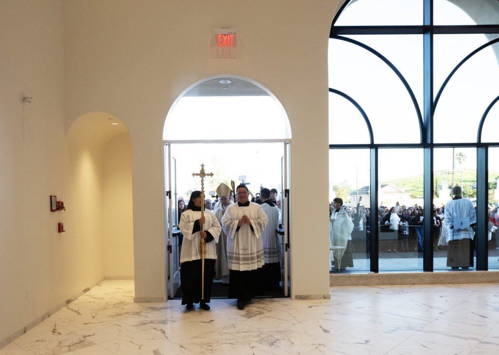 El arzobispo Gómez encabeza la procesión hacia el vestíbulo de la nueva iglesia Ángel Guardián al comenzar la Misa de dedicación del 4 de abril. (Victor Alemán)