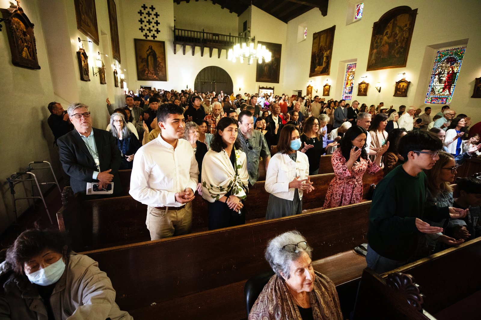 Más de 400 personas asistieron a la Misa especial de Pascua celebrada por el arzobispo José H. Gomez en St. Elizabeth Church en Altadena el 20 de abril, con muchas víctimas del incendio Eaton presentes. (Victor Alemán)